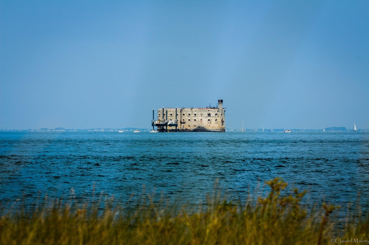 fort boyard, strong, charente maritime, france, sea, boyardville, chateau, water, landscape, passe-partout, summer, side, island, fortification, marine, ocean, nautical, hobbies, holiday, beach, nature, travel